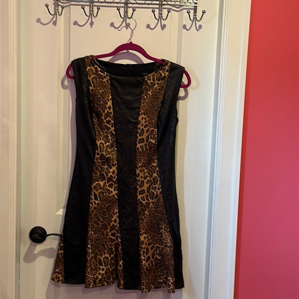 Well-cut dress with synthetic leather and thick fabric.